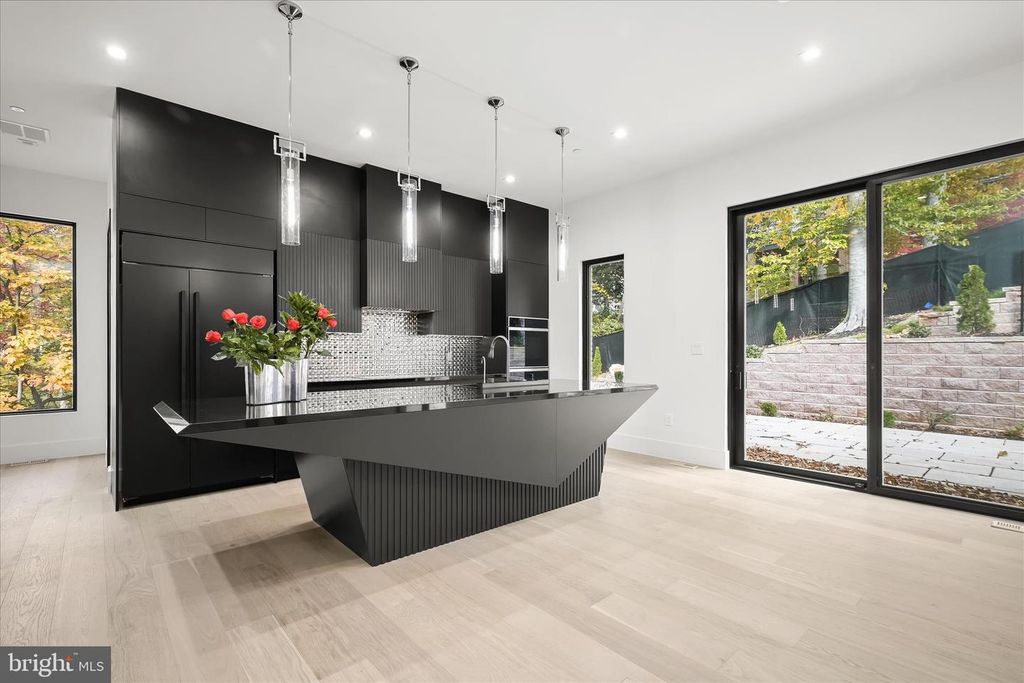 Image 10 of property listing at 4509 FOXHALL CRES NW, Washington, DC 20007