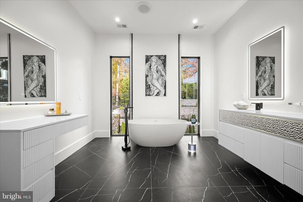 Image 19 of property listing at 4509 FOXHALL CRES NW, Washington, DC 20007