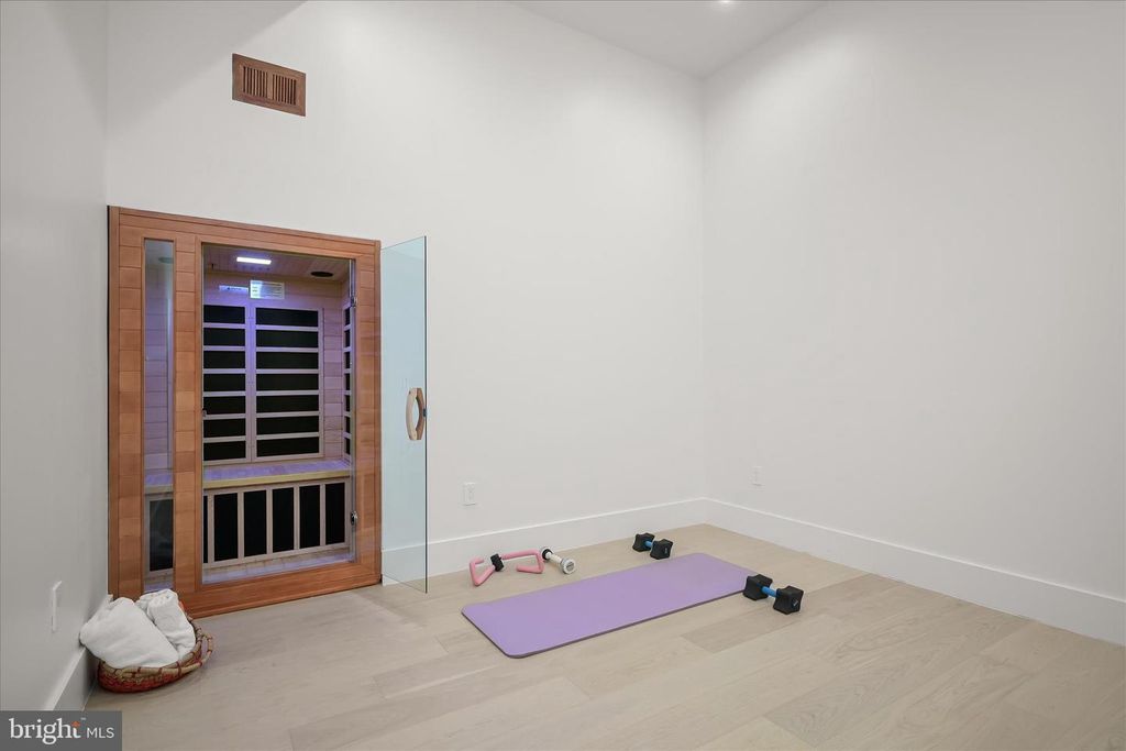 Image 23 of property listing at 4509 FOXHALL CRES NW, Washington, DC 20007