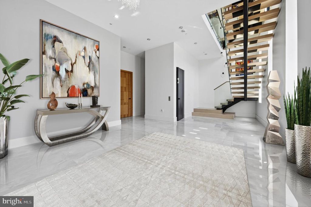 Image 3 of property listing at 4509 FOXHALL CRES NW, Washington, DC 20007