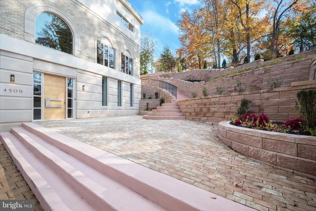 Image 35 of property listing at 4509 FOXHALL CRES NW, Washington, DC 20007