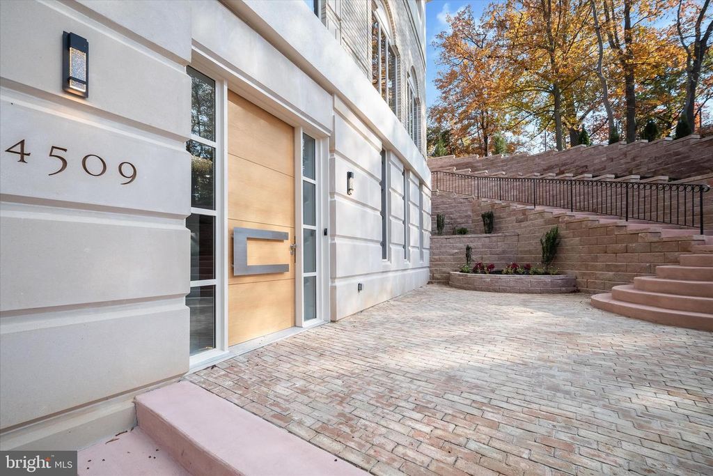 Image 6 of property listing at 4509 FOXHALL CRES NW, Washington, DC 20007