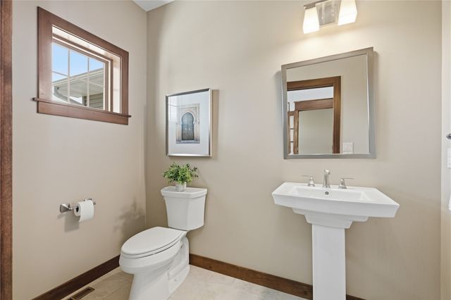 4330 Fawn Hill Court SE, Cedar Rapids, IA 52403