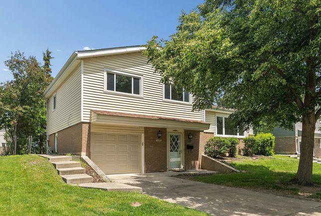 9018 Forest Lane E, Hickory Hills, IL 60457