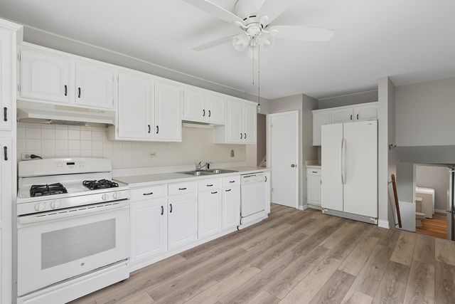9018 Forest Lane E, Hickory Hills, IL 60457
