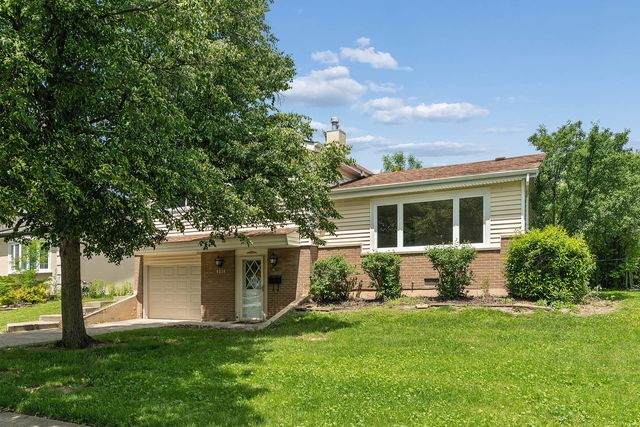 9018 Forest Lane E, Hickory Hills, IL 60457