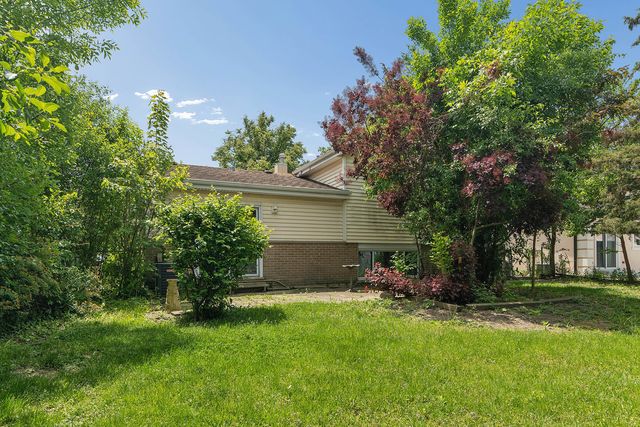 9018 Forest Lane E, Hickory Hills, IL 60457