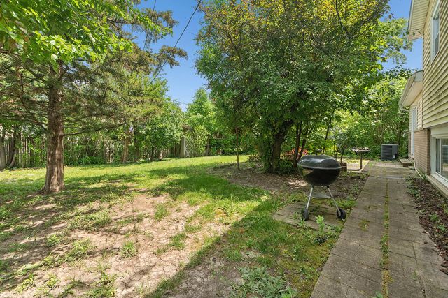 9018 Forest Lane E, Hickory Hills, IL 60457