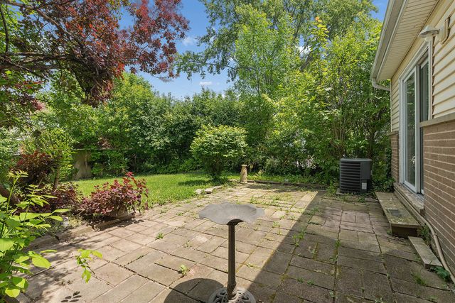 9018 Forest Lane E, Hickory Hills, IL 60457