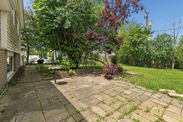 9018 Forest Lane E, Hickory Hills, IL 60457