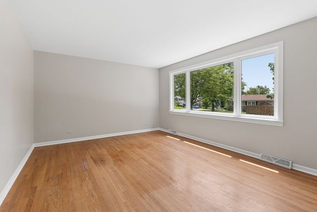 9018 Forest Lane E, Hickory Hills, IL 60457