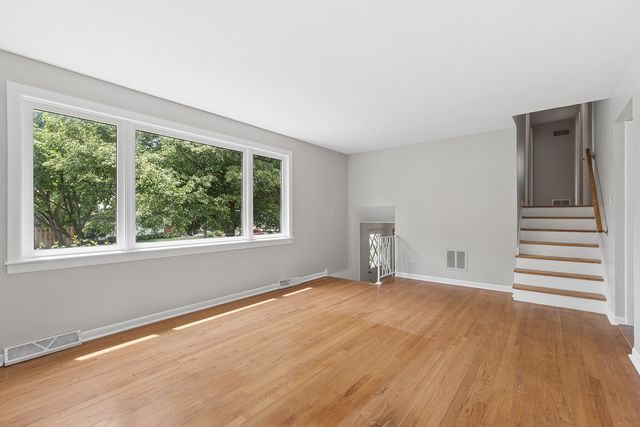 9018 Forest Lane E, Hickory Hills, IL 60457