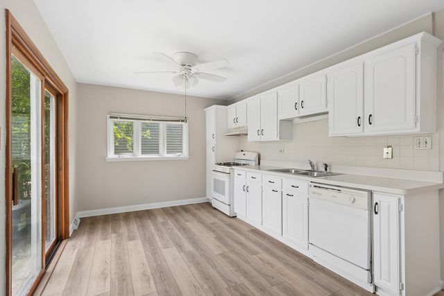 9018 Forest Lane E, Hickory Hills, IL 60457