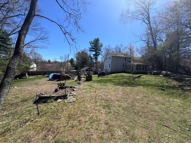 288 Weymouth St, Holbrook, MA 02343