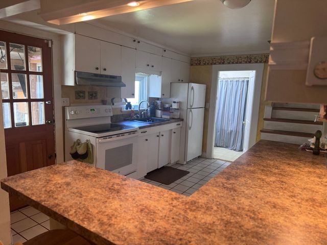 288 Weymouth St, Holbrook, MA 02343