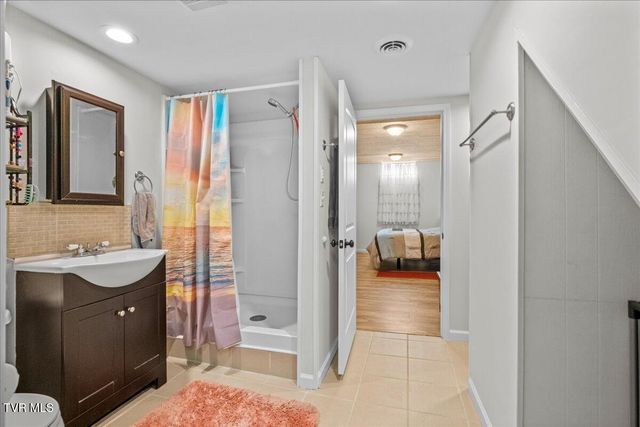 911 Lake Drive, Johnson City, TN 37601