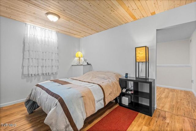 911 Lake Drive, Johnson City, TN 37601