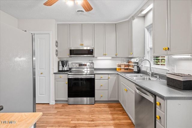 911 Lake Drive, Johnson City, TN 37601