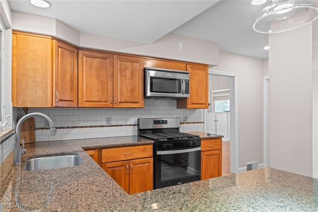 2616 Kerwick Road, University Heights, OH 44118