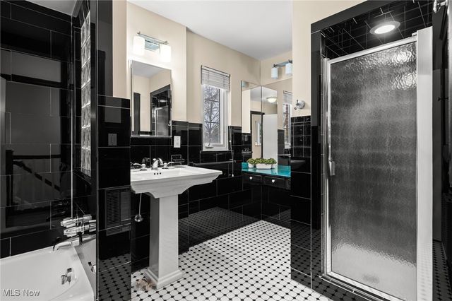 2616 Kerwick Road, University Heights, OH 44118