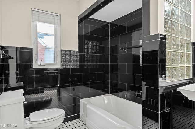 2616 Kerwick Road, University Heights, OH 44118