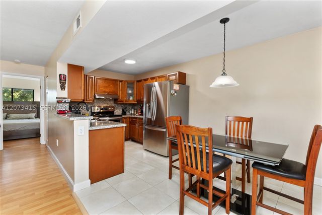 400 Palm Cir W 208, Pembroke Pines, FL 33025