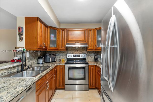 400 Palm Cir W 208, Pembroke Pines, FL 33025