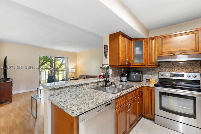 400 Palm Cir W 208, Pembroke Pines, FL 33025