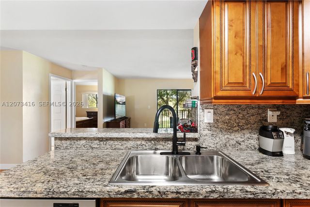 400 Palm Cir W 208, Pembroke Pines, FL 33025