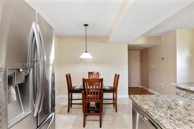 400 Palm Cir W 208, Pembroke Pines, FL 33025
