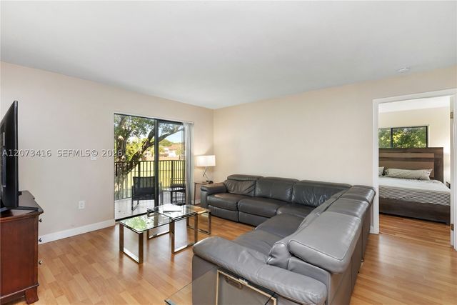 400 Palm Cir W 208, Pembroke Pines, FL 33025