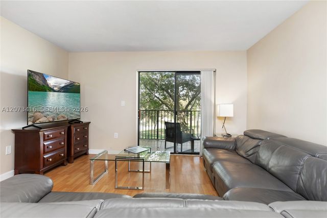 400 Palm Cir W 208, Pembroke Pines, FL 33025