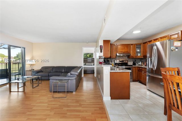 400 Palm Cir W 208, Pembroke Pines, FL 33025
