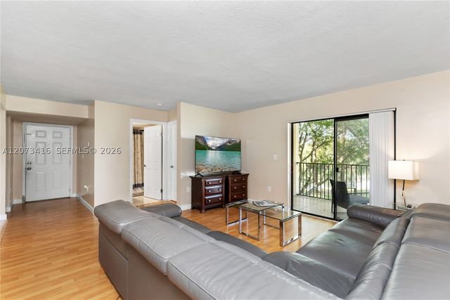 400 Palm Cir W 208, Pembroke Pines, FL 33025