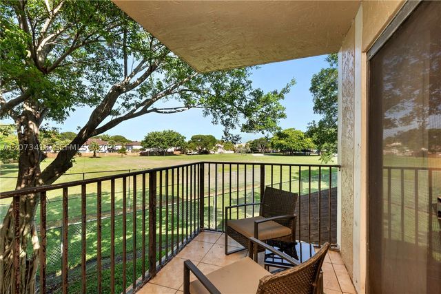 400 Palm Cir W 208, Pembroke Pines, FL 33025