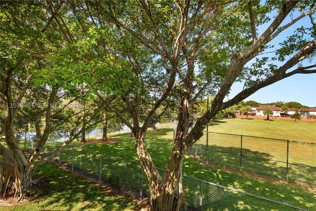 400 Palm Cir W 208, Pembroke Pines, FL 33025