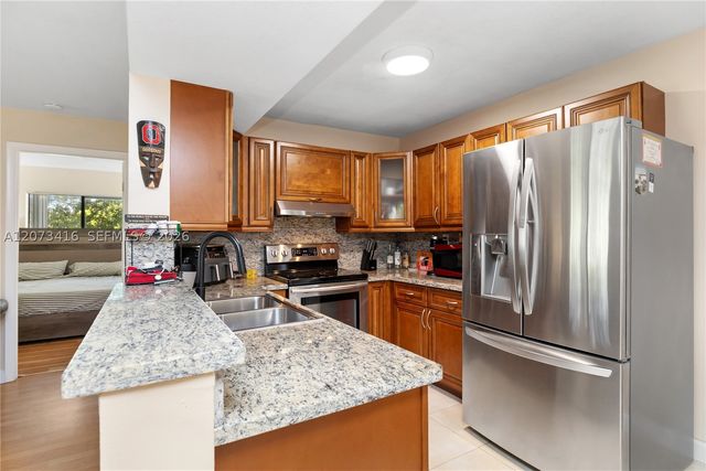 400 Palm Cir W 208, Pembroke Pines, FL 33025