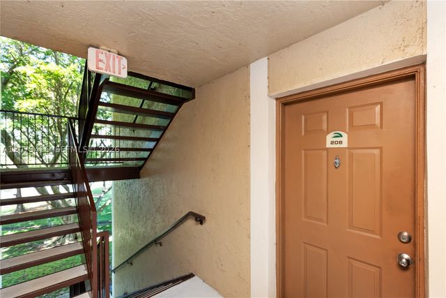 400 Palm Cir W 208, Pembroke Pines, FL 33025