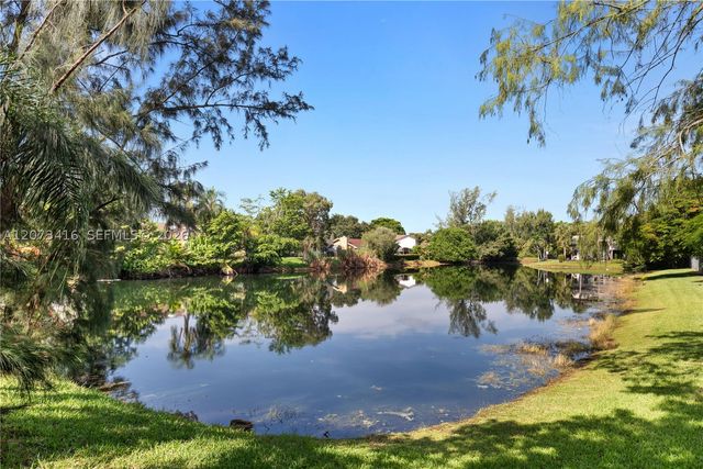400 Palm Cir W 208, Pembroke Pines, FL 33025
