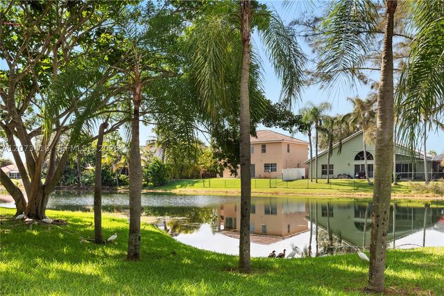 400 Palm Cir W 208, Pembroke Pines, FL 33025