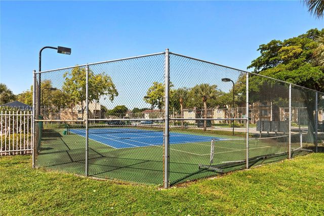 400 Palm Cir W 208, Pembroke Pines, FL 33025