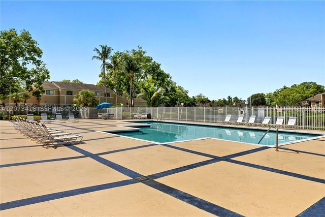 400 Palm Cir W 208, Pembroke Pines, FL 33025