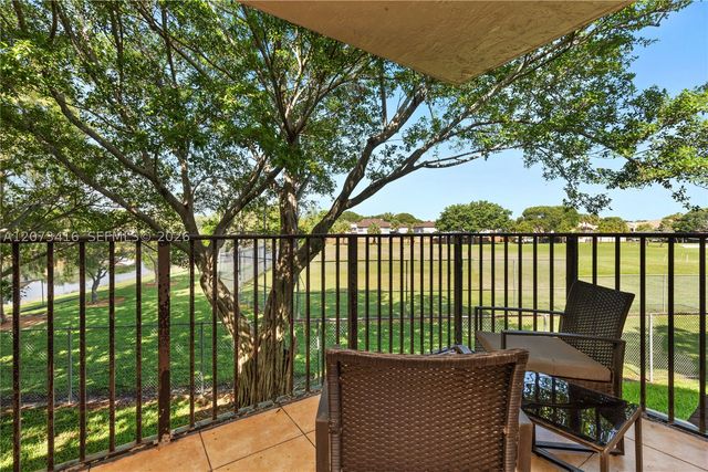 400 Palm Cir W 208, Pembroke Pines, FL 33025
