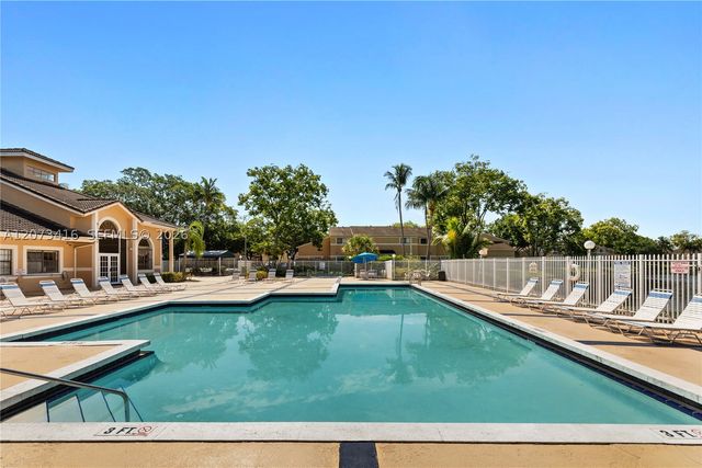 400 Palm Cir W 208, Pembroke Pines, FL 33025