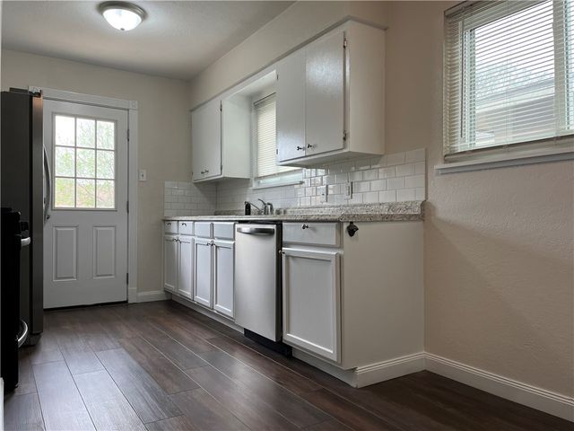126 Dell Ave, Portland, TX 78374
