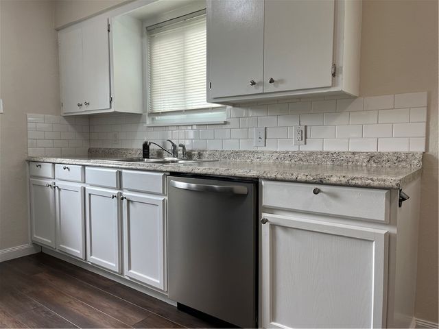 126 Dell Ave, Portland, TX 78374