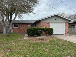 126 Dell Ave, Portland, TX 78374