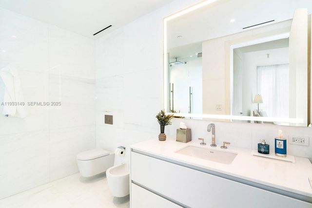 300 Biscayne Boulevard Way 1901, Miami, FL 33131