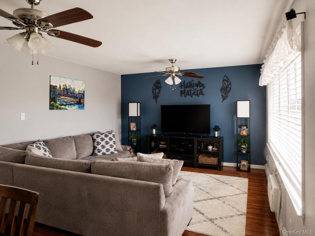 174 Farber 174, West Babylon, NY 11704