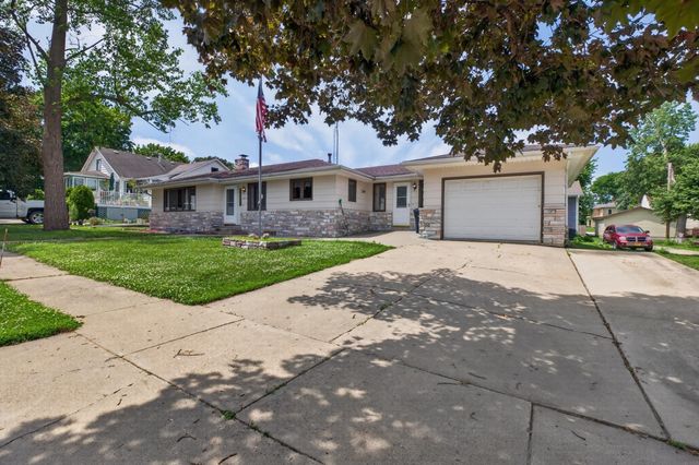 305 4th Street, Parkersburg, IA 50665